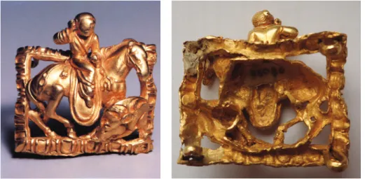 Fig. 14. – Plaque en or ajouré de Saksanokhur (Tadjikistan), chasse au sanglier,  le cheval porte un harnachement de « type Xiongnu », le chasseur les cheveux tirés en arrière  et noués en chignon