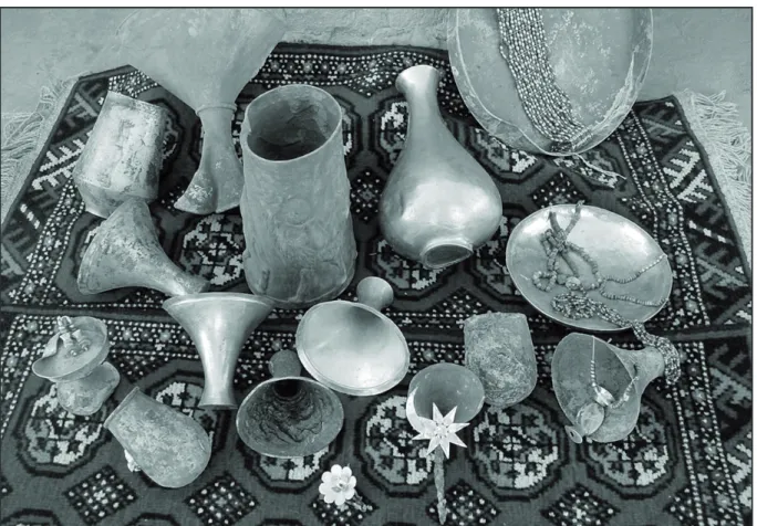 Fig. 9 - vaisselle de luxe de Gonur tombe n° 3220 (or, argent, cuivre) (photo V. I. Sarianidi)