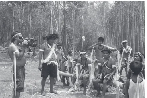 Fig. 8 – Cameraman professionnel interviewant le grand leader indigène Ailton  Krenak (à droite), invité à une fête de boisson suruí (photo : Cédric Yvinec).