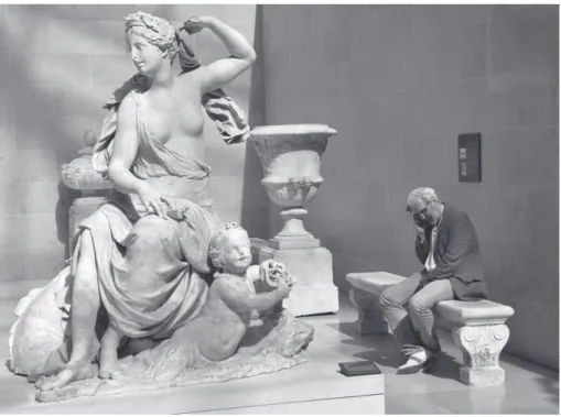 Fig. 7 – Dimitri Karadimas au Louvre, avec la déesse de la  mer Amphitrite, Paris, 2016 (photo S
