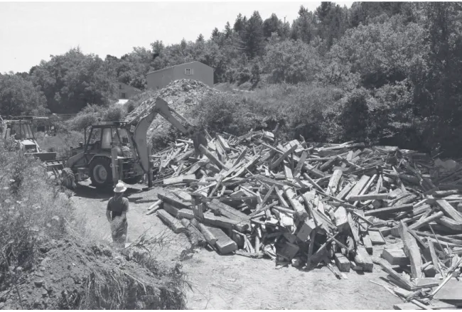 Fig. 2  – Pendant la déconstruction, certains éléments en bois ont été entreposés sur une aire de stockage,   un terrain municipal à l’extérieur du centre-ville (cliché : L