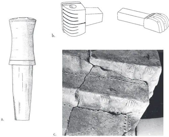 Figure 5 Clous décoratifs architecturaux en terre cuite et « mains d’Ishtar ». a. Tell Biʾa/Tuttul (moyen Euphrate, fin  du Dynastique archaïque III, env