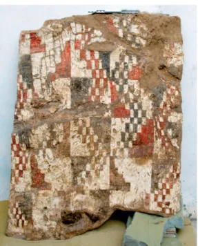 Figure 3 Décor peint : imitations de textiles. Djaʾde (PPNB  ancien, vers 9000), panneau antérieur du massif principal du  bâtiment aux peintures après dépose (h
