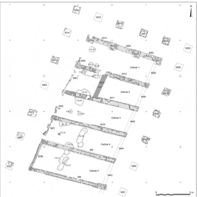 Fig. 4 – Plan de l’état 2 du bâtiment commercial oriental d’Argentomagus réaménagé au  iv e  s., avec des murs en torchis  montés sur sablières et des fosses liées aux activités artisanales (d’après Dumasy, Sindonino 2002, fig