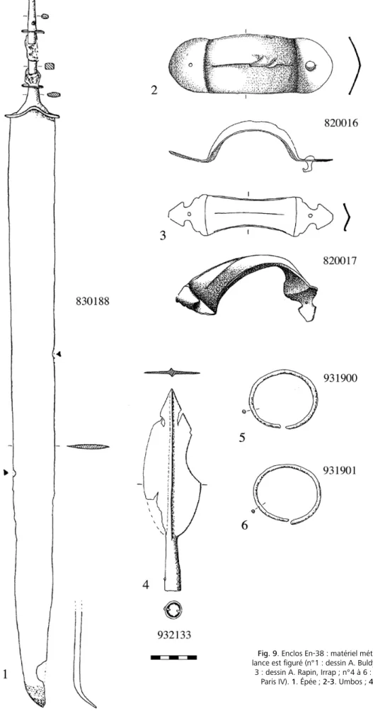 Fig. 9. Enclos En-38 : matériel métallique en place. Un seul fer de  lance est figuré (n° 1 : dessin A