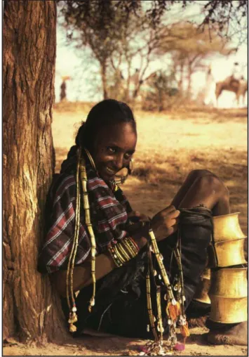 Fig. 4. Photographie prise dans les années 1980 d’une jeune  fi  lle peul WoDaaBe qui porte des «jambières» qui ressemblent 