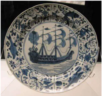 Figure  I.6  : Plat à décor de navire, porcelaine blanche à décor sous couverte, Chine, XVIII e  siècle