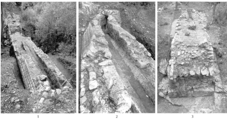 Fig. 12 - Aqueduc d Antipolis,  le pont à une arche :  1,  vue générale du dessus,  d'amont en  aval (au premier plan,  le sommet de la voûte du  canal dégagé par le sondage) ; 2, les vestiges du canal sur la culée amont et le canal enterré,  dégagé par le
