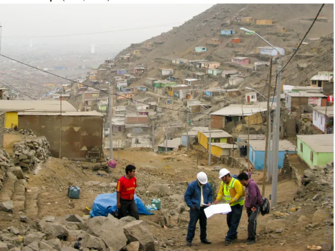Figure 2. Ingénieurs de l’opérateur privé et dirigeants communautaires discutant de la localisation du réseau électrique (Lima, Pérou)