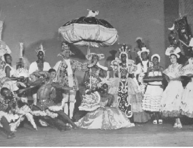 Foto 2 Brasiliana – O maracatu com bailarinos da companhia. In  Emanoel Araújo (org.), A Mão Afro-brasileira, Fundação Emiliano Odebrecht, São Paulo, 1998.