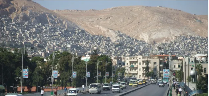 Figure    1-­‐    Informal    settlements    built    on    the    slopes    of    mount    Qassiun    are    overlooking    the    city    centre    of    Damascus