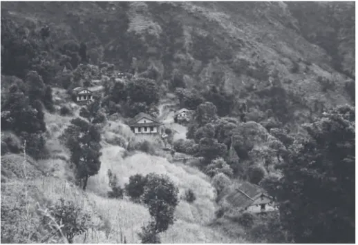 Fig. 8 : La maison, seul espace de civilisation. Le « village » de Bung, en fait des maisons  éparpillées dans les champs, © G