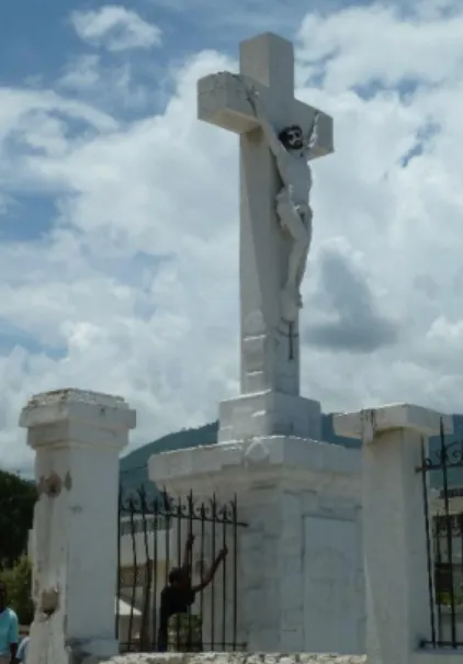Figure 1. Seule la croix devant la cathédrale écroulée est restée debout, au centre de Port-au-Prince : des prières  de tous les cultes (chrétiens comme vodous) s’y déroulent en continu en avril 2011