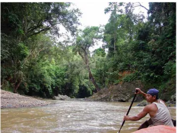 Gambar 7.  Menyusuri Sungai Malinau  Sumber: Douglas Sheil/CIFOR