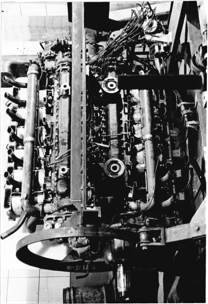 Fig.  1  (a):  Exhaust  side  view  of  engine.