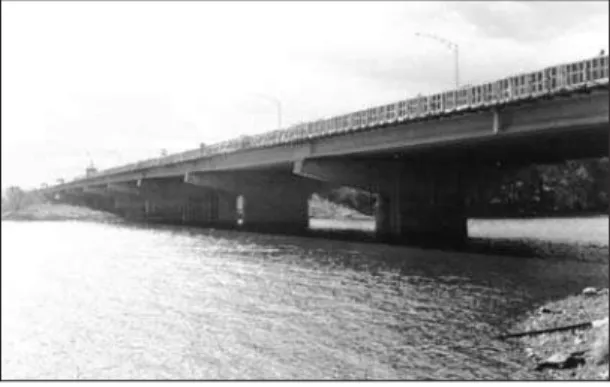 Figure 1. Le Pont Vachon, Laval (Québec),  pendant sa réhabilitation, en 1996. 