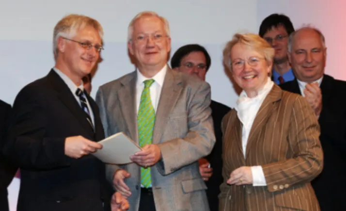 Fig. 3 Dr. Reginald Birngruber (center), MLL founding CEO, meets with current CEO Ralf Brinkmann (left) and Annette Schavan (right front), German Minister of Research and Education, in 2006.
