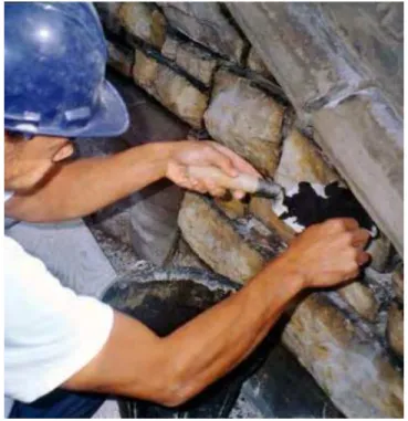 Figure 7 Le maçon au travail devrait être qualifié  en conservation de maçonneries anciennes