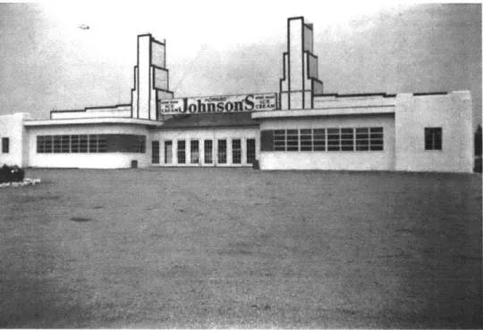 Figure  2: This  Howard  Johnson's  on  Route  1 in  Dedham  shows  the  style  of build- build-out prior  to  the  1 950s