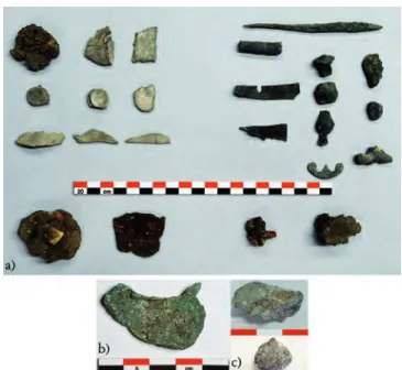 Fig. 4. Déchets provenant du crassier de l’atelier VII 5, 28  à Pompéi. a) Trois types de métaux ont été mis en  évidence : alliages à base de plomb (en haut à gauche), 