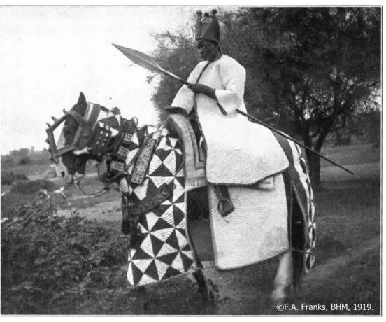 Figure 2 : Armure harnachée sur un cheval avec son cavalier.