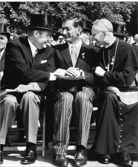 Fig. 9. une rare concentration des pouvoirs: Hans Schaffner, président de la Confédéra- Confédéra-tion, Ernst von roten, président du Conseil d’Etat, et M gr Nestor Adam, évêque de Sion, lors de la cérémonie officielle du 12 juin 1966.