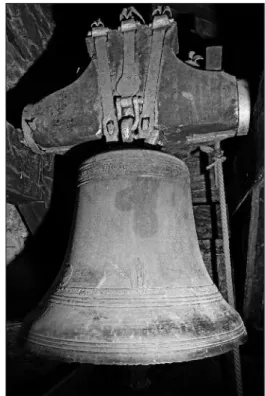 Fig. 1. Hospice du Grand-Saint-Bernard. La grande cloche, dédiée à l’Assomption de la Vierge, fondue en 1728 par Nicolas  Boulan-ger, Jean-Baptiste et Alexis Durand.