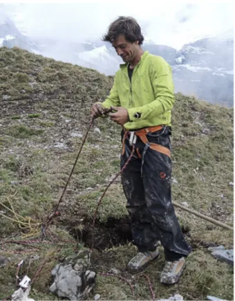 Figure 2 - Simon Richard, inventeur de la cavité, à l’entrée du  conduit menant au puits