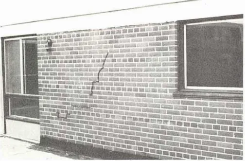 Figure  13  Fissuration  d m   le  mur  de  briques  en  bi5ton  permettant  l'infiltratiun  d'eau  pluviale 
