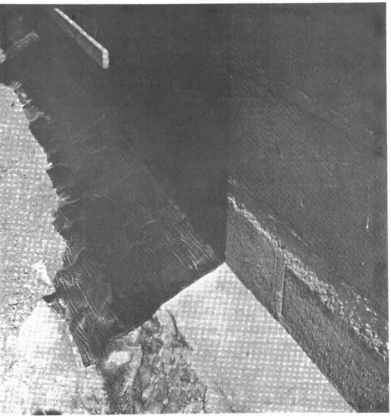 Figure  24.  Photograph  showing how  the  m o i s t u r e  b a r r i e r   a t  the  bottom  of  the  outer  wall of  the  basement  can  be  formed  by  a  completely sealed  self-sealing  sheet  -  Bithuthene