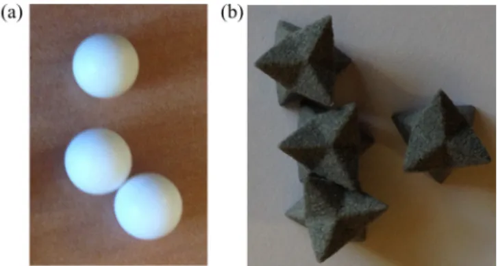 FIG. 5. Grains used in the experiments: (a) spherical particles of 5.92 ± 0.05 mm diameter and (b) equiaxed dendrite envelopes of θ = 45 ◦ of widest length l env = 12.59 ± 0.22 mm.