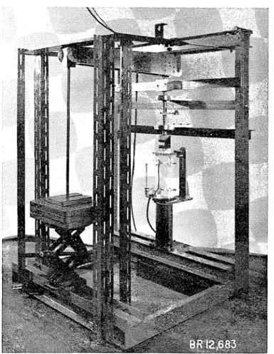 FIG.  2.  Loading apparatus with  ice and extensometer in place. 