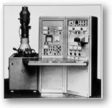 Figure I.2 : Le premier microscope électronique à balayage disponible dans le commerce,  Stereoscan Mk1, 1965