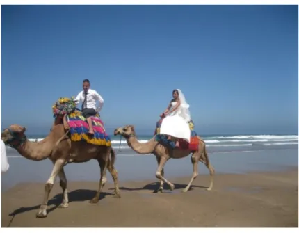 Figure 6. Promenade des mariés dans les plages de Mahdia, Maroc. 