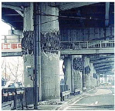 Figure 2.12 Rupture par compression d’une série de piles de l'autoroute de Hanshin par  le séisme de Kobe (1995)