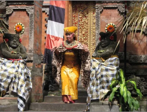 Illustration 2. Des Balinais « jouant » leur balinité. Spectacle de la Barong Dance, organisé à  destination des touristes