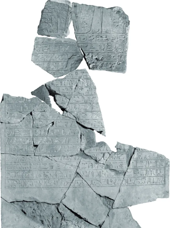 Fig. 4.  Recto de la stèle de la tempête d’Ahmosis découverte dans le III e  pylône du temple d’Amon-Rê à Karnak d’après  les archives photographiques conservées au Cfeetk et le fragment nouvellement identifié dans le magasin du Cheikh  Labib © CNRS-CFEETK