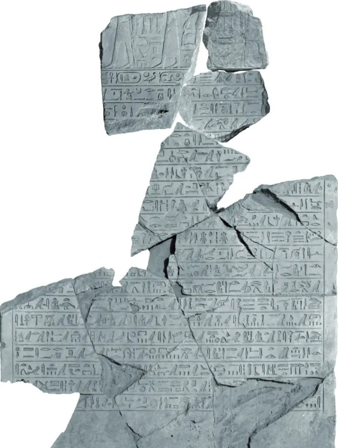 Fig. 5.  Verso de la stèle de la tempête d’Ahmosis découverte dans le III e  pylône du temple d’Amon-Rê à Karnak d’après  les archives photographiques conservées au Cfeetk et le fragment nouvellement identifié dans le magasin du Cheikh Labib 