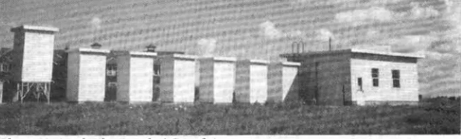 Fig.  2.  Outdoor  test  station  at  Saskatoon showing  the  ser-vice building,  six  wood- wood-frame  test  huts  constructed over  a  service tunnel