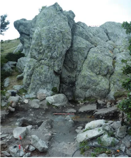 Fig. 4 – Le rocher d’où sourd la source et le bassin sur le devant marqué  par l’argile bleue naturelle (en cours de fouille) ; photographie prise  depuis l’ouest (cliché  : I.  Dunyach).