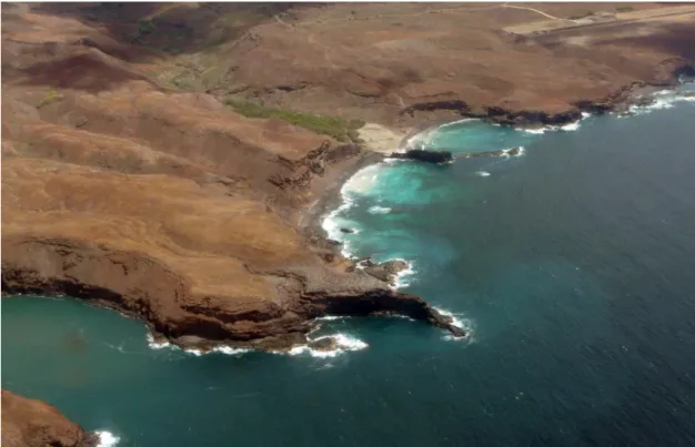 Figure 11. Falaise basse et plate-forme d’érosion marine dans des coulées basaltiques, Manihina, Ua Huka