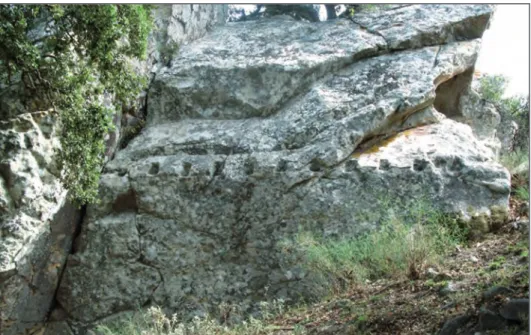 Fig. 4. La Silla del Papa. Deux exemples d’architecture semi-rupestre observés dans les zones A et B.