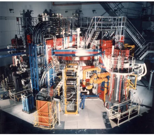 Fig. 1.6 – Le tokamak Tore Supra. Source : http ://www-fusion-magnetique.cea.fr/