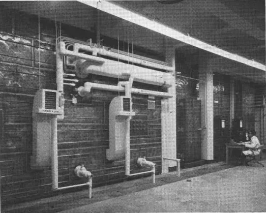Fig.  z.  A  aizw  of  the  bach of  the snow and  ice  eold  room  showing  the piping  for  the rejrigeration equipment,  the  oentilation  duets and  one oJ  the  serz;ice panels
