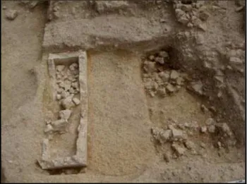 Figure  23  –  Cuve  du  sarcophage  SP  4161  détruite  et  négatifs  de  sépultures  dans  la  nef  ayant  subi  d’importants  remaniements (cliché : A
