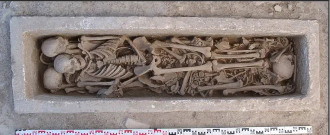 Figure  37  –  SP  4260  où  l’individu  en  place  est  déposé  sur  une  couche  d’ossements  déconnectés (cliché : A