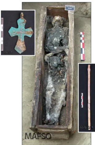 Figure  22 :  Tombe  de  Seden,  caractéristique  de  la  période  post-colonisation  par  la  présence  d’une croix ainsi que d’un cierge