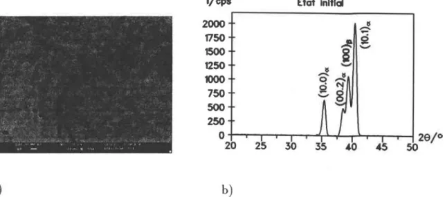 Figure 33: a) Micrographie par MEB  de l'état  initial  avant déforrrration, b)  diffrac- diffrac-togramrne de rayons X  correspondant