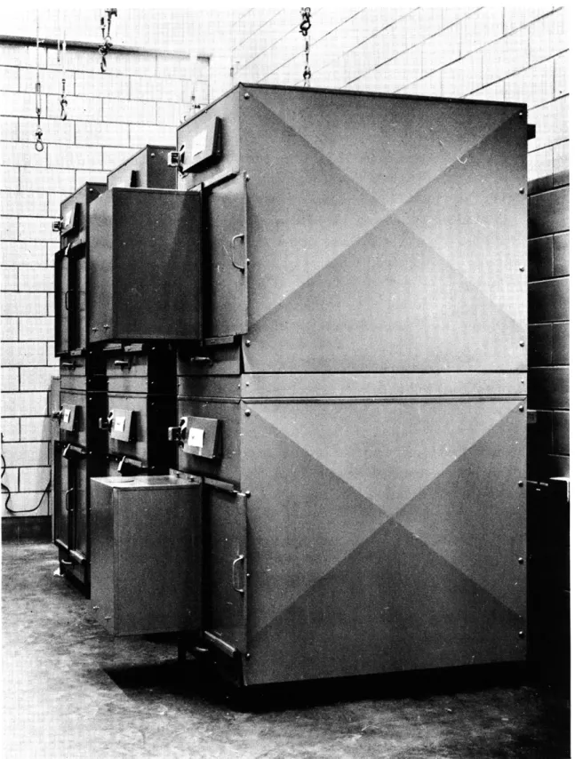 Fig.  XX-1.  Restriction  cages  for  dogs.