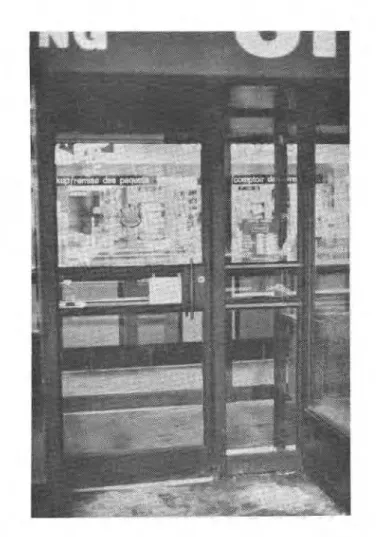 Figure  5  -  Door with remedial sign 